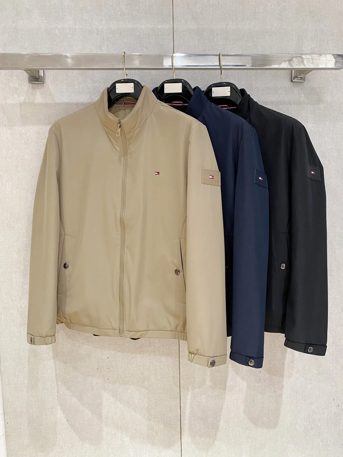 Tommy Hilfiger ✅ ， ， ， ， ， 。 ✅ Classic ， ， ， 。 ， ； ， 。 ✅ ， ； ， ， 。 ：Khaki、Navy Blue、Black。 ✅ 、 ， 、Polo、T ， 。 Sizes：M-4XL